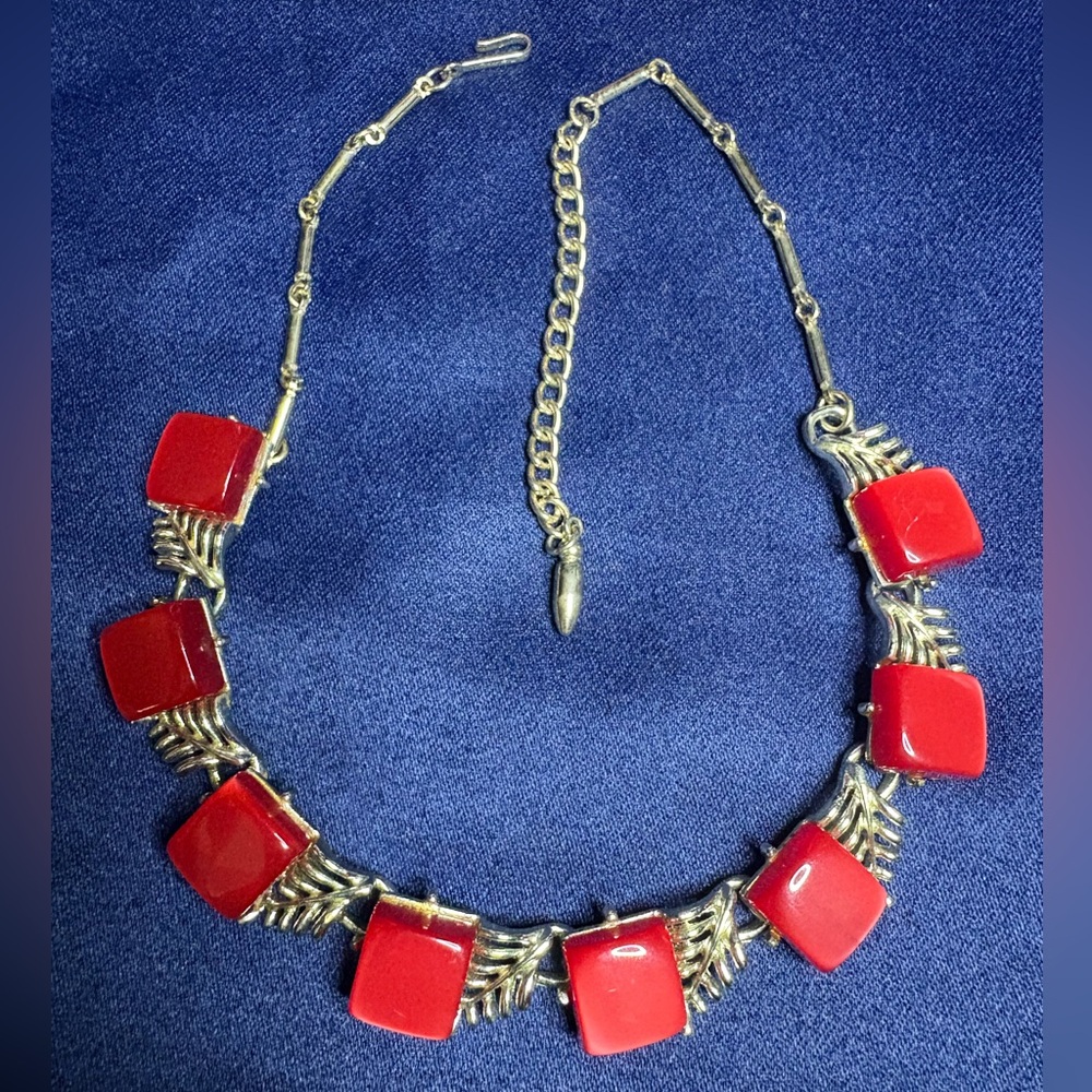 Necklace Vintage Signed Coro, Red and Gold-tone Thermoset Choker - Picture 2 of 8